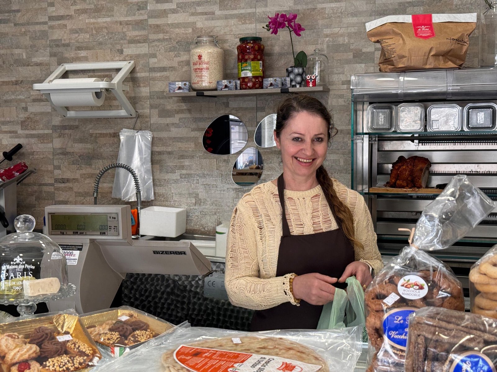 Mirela de Il Bocconcino Pomezia nel negozio di prodotti tipici