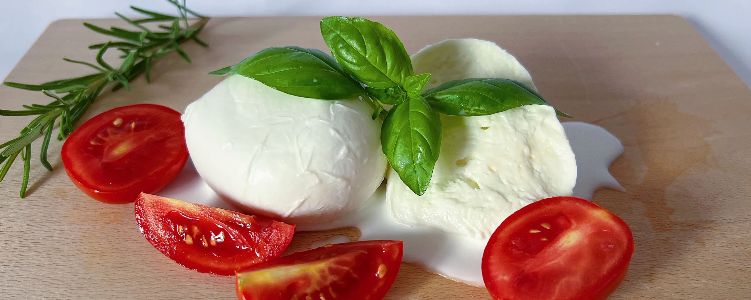 Mozzarella di bufala, salumi e prodotti tipici.