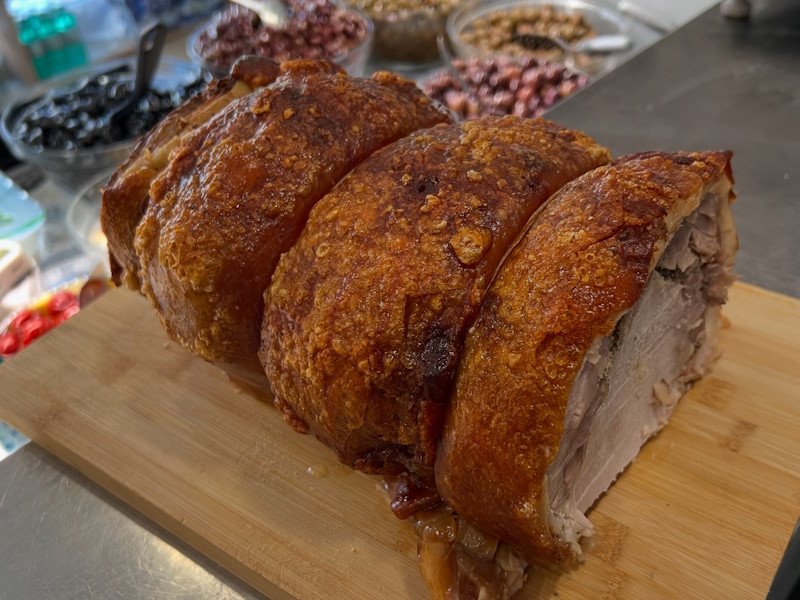 Porchetta calda con crosta croccante