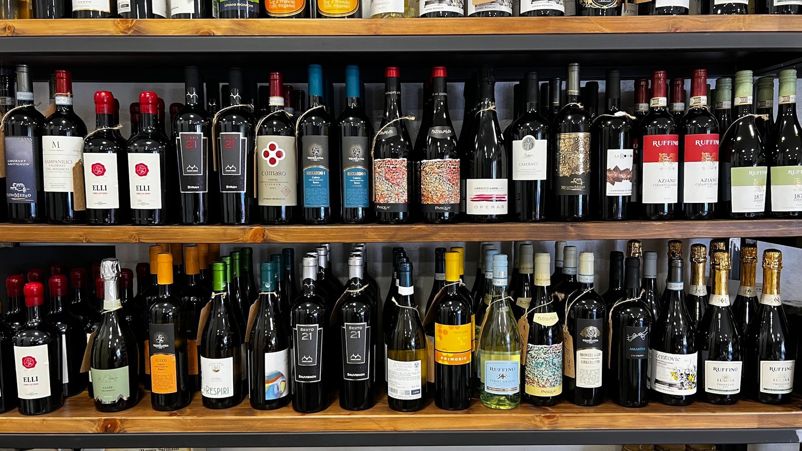 Selezione di vini bianchi, rossi, rosati e spumanti